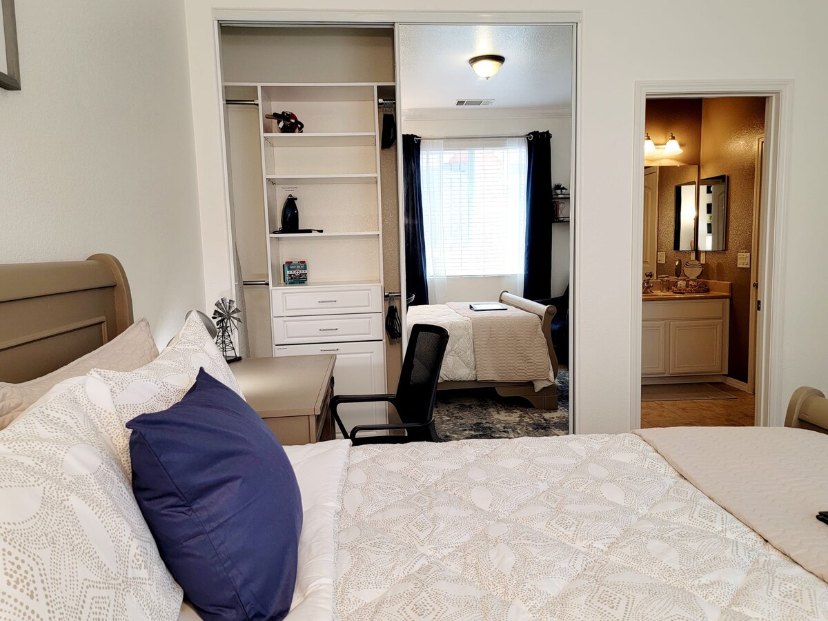 เตารีดเตารีด + โต๊ะรีดผ้าไม้แขวนเสื้อ + เสื้อคลุมอาบน้ำห้องน้ำส่วนตัวเต็มรูปแบบพร้อมอ่างอาบน้ำ 