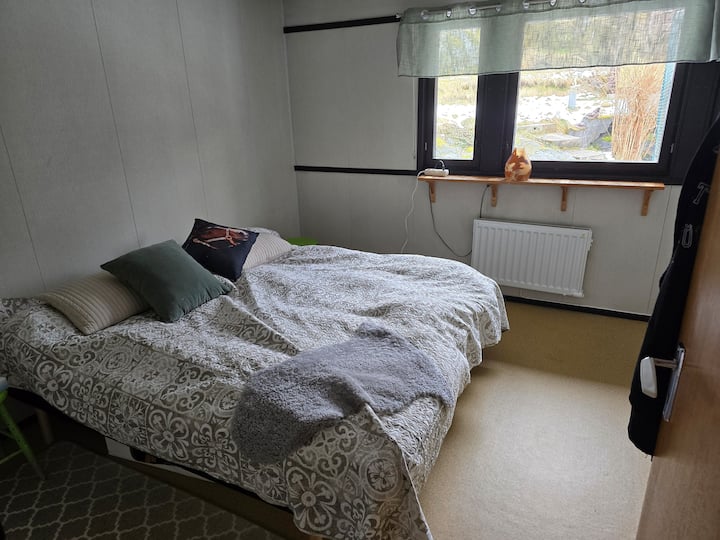 أبعاد السرير المزدوج: 90 × 2 سم