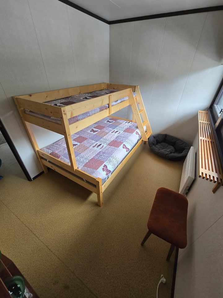 عرض السرير بطابقين: الجزء العلوي 80 سم، أقل 120 سم