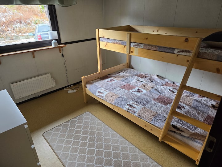 عرض السرير بطابقين: الجزء العلوي 80 سم، أقل 120 سم