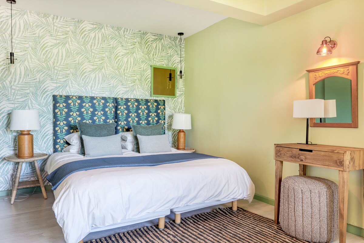 Veća spavaća soba na donjoj etaži osmišljena je kao jedna s okolnim vrtovima i mirnom. Krevet može biti bračni ili dva kreveta za jednu osobu. Ova soba ima ugradbene ormare i toaletni stolić.