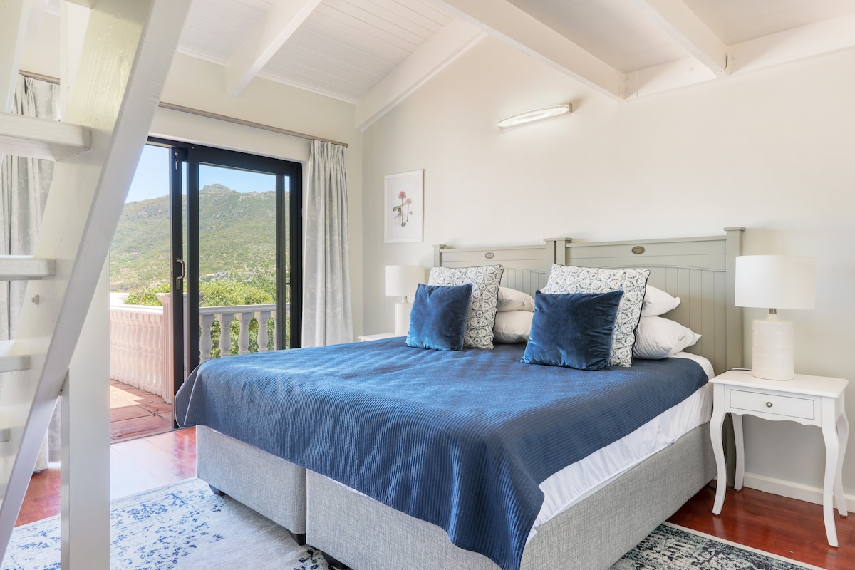 Prozračna četvrta spavaća soba ima izravan pristup prednjoj terasi i gleda na planine, more i bazen. Krevet može biti bračni ili dva kreveta za jednu osobu. Madrac je vrhunske kvalitete s 400 TC egipatske pamučne posteljine.