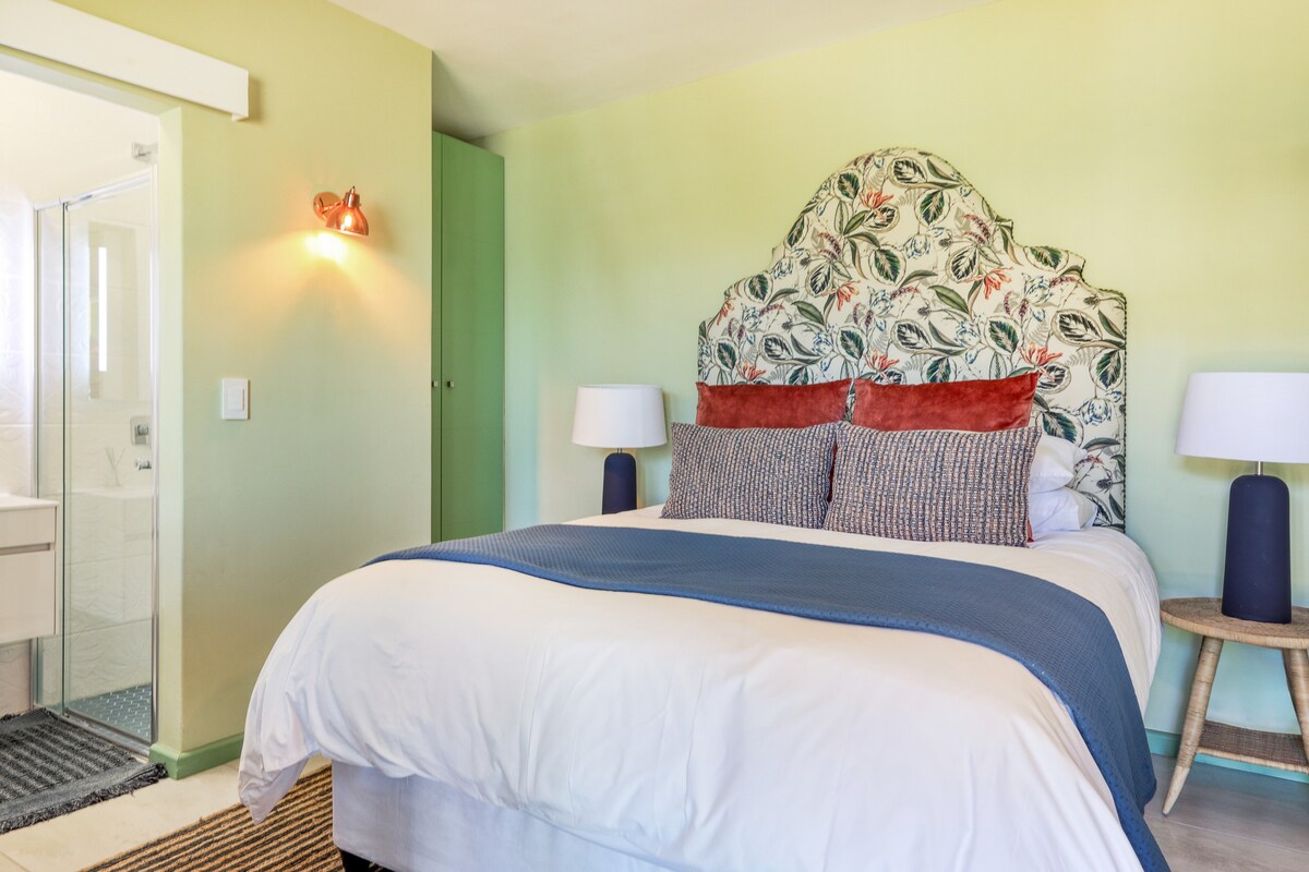 Udobna druga spavaća soba na donjoj etaži također ima temu vrta. Ima vlastitu tuš-kabinu, ugradbeni ormar, komodu s crtama i toaletni stolić. The queen bed has a top of the range matrass and 400 TC Egyptian cotton linen.