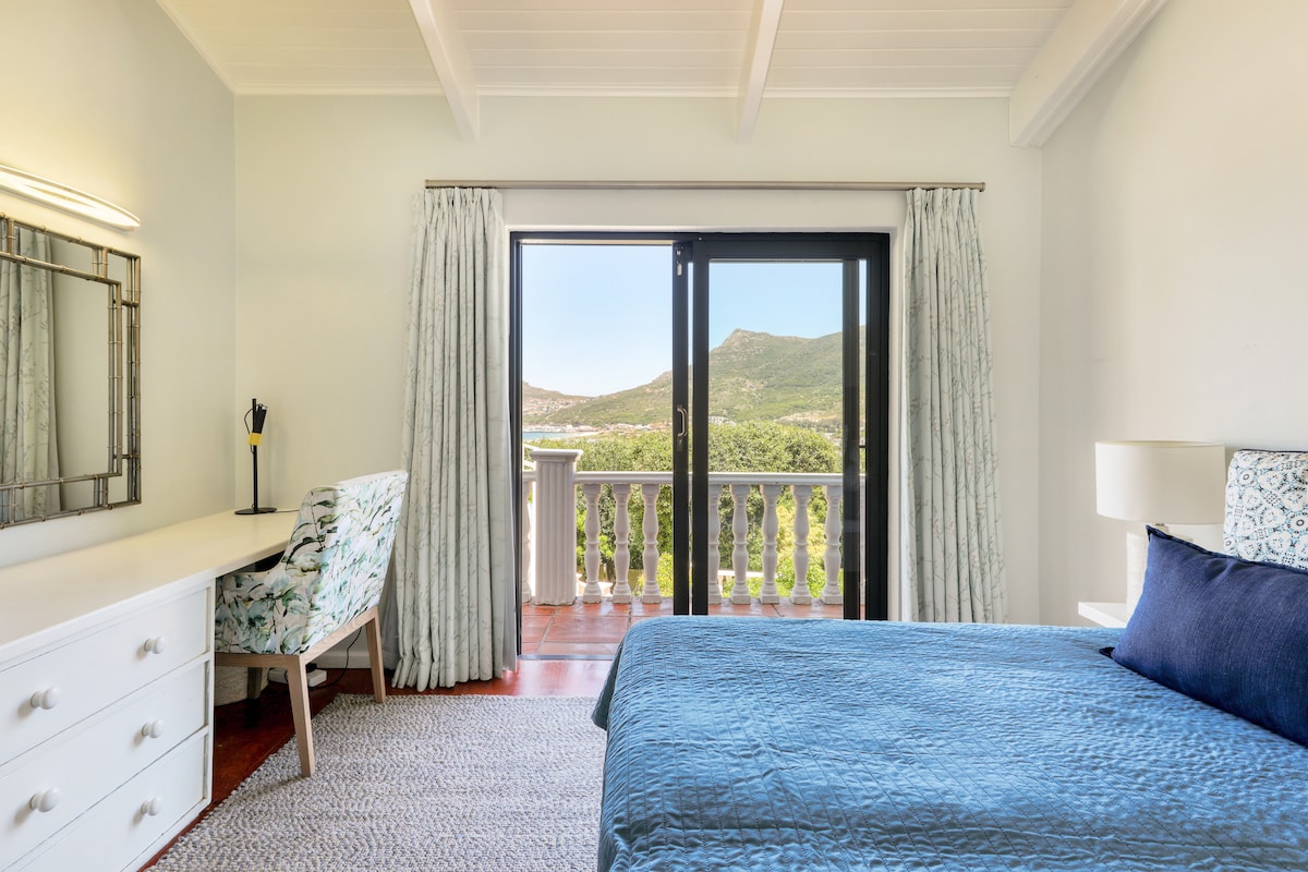 Spavaća soba 3 može biti bračni krevet ili dva kreveta za jednu osobu. Iz njega se pruža pogled na vrt i izravan pristup terasi. Ugrađeni su ormar, crteži i toaletni stolić/radni stol. Madrac je vrhunske kvalitete s 400 TC egipatske pamučne posteljine.