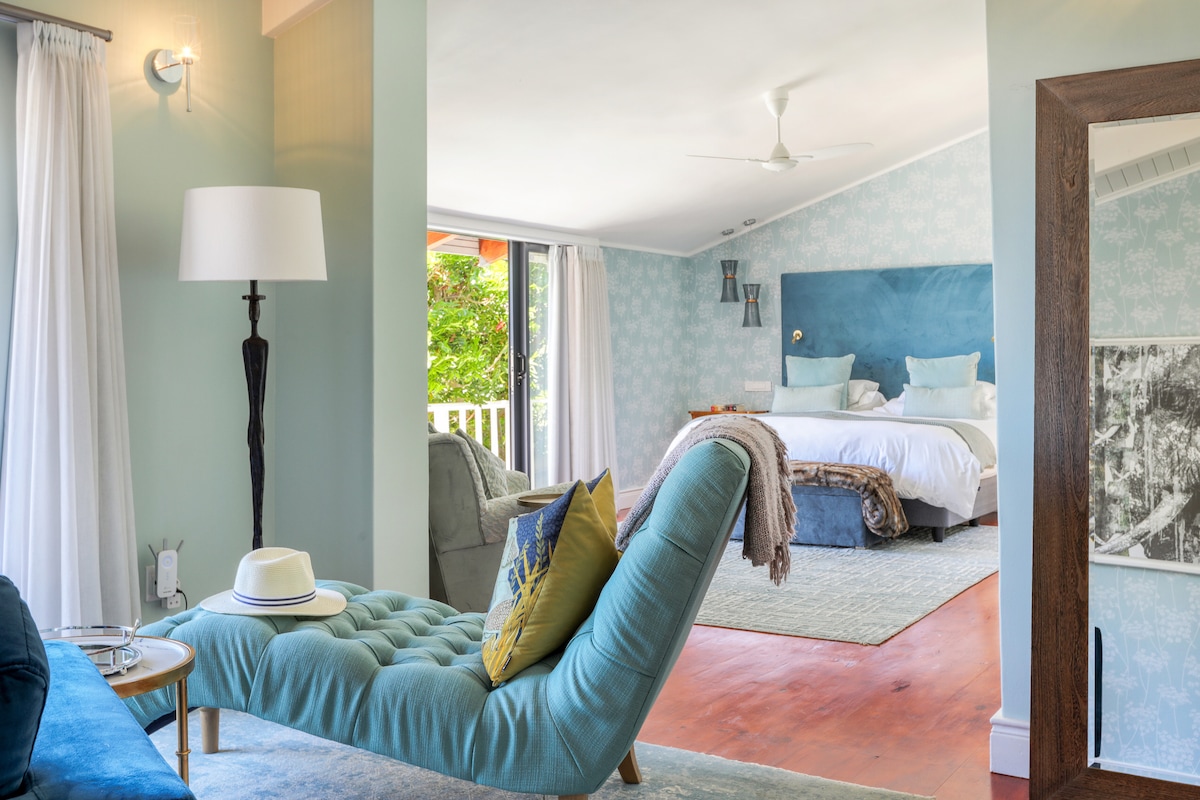 Luksuzni glavni apartman s prostranim dnevnim  boravkom za opuštanje, velikim garderobnim ormarom i ulazom u prekrasnu kupaonicu