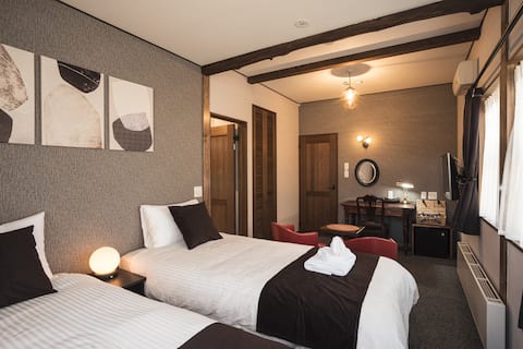 Cozy twin en-suite right by famous bridge