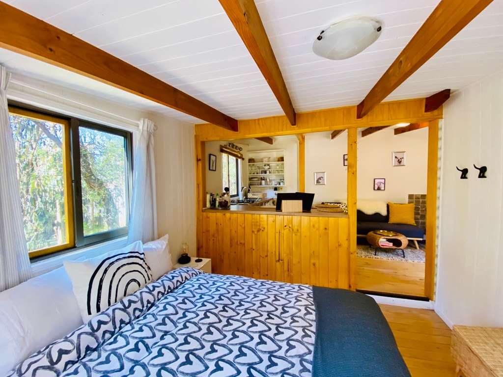 Espace ouvert lumineux entre la chambre et la cuisine.