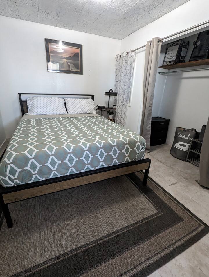 ห้องนอนสะอาดดีพร้อมเตียงควีนไซส์มีหมอนเจลเพื่อความสะดวกสบายมากขึ้น   หมอนและผ้าห่ม Xtra ในตู้เสื้อผ้านาฬิกาที่คุณสามารถชาร์จโทรศัพท์ของคุณได้ที่ด้านบนของโคมไฟกลางคืนข้างเตียงและโครงเตียงมี 2 ปลั๊กในช่องเพื่อความสะดวกสบายของคุณ