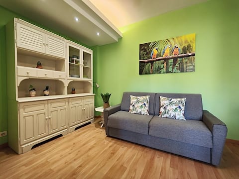 Annuncio Airbnb popolare: Tropicana Home - Sleeps 4 a Peschiera Del Garda
