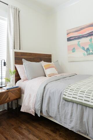 Beautiful Downtown 4 Bedroom – Great Monthly! gallery image 4