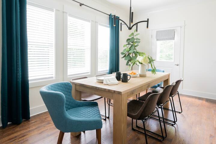 Beautiful Downtown 4 Bedroom – Great Monthly! gallery image 2