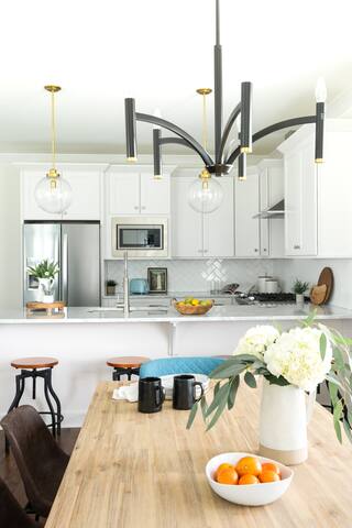 Beautiful Downtown 4 Bedroom – Great Monthly! gallery image 3