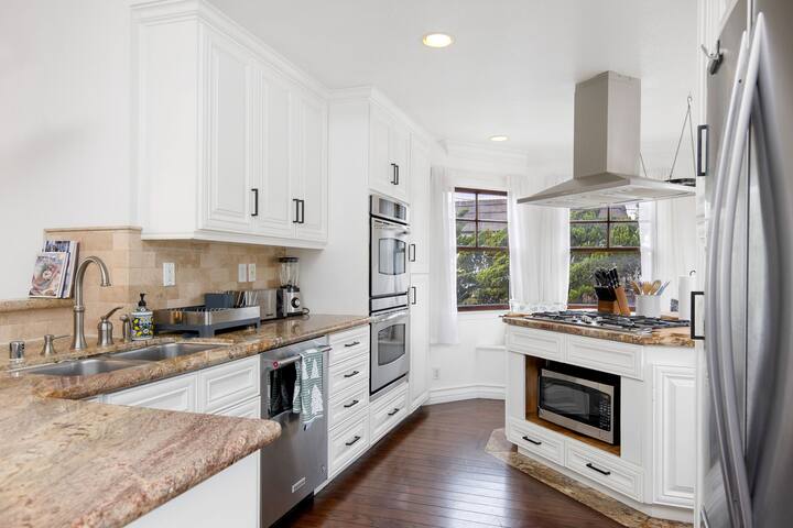 OCEAN VIEW/Amazing 4 Bedroom/AC/Walk to Beach! gallery image 5