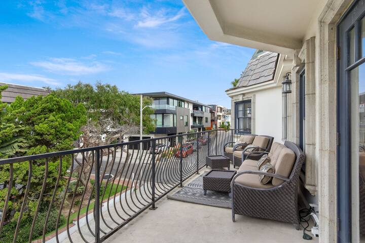 OCEAN VIEW/Amazing 4 Bedroom/AC/Walk to Beach! gallery image 3