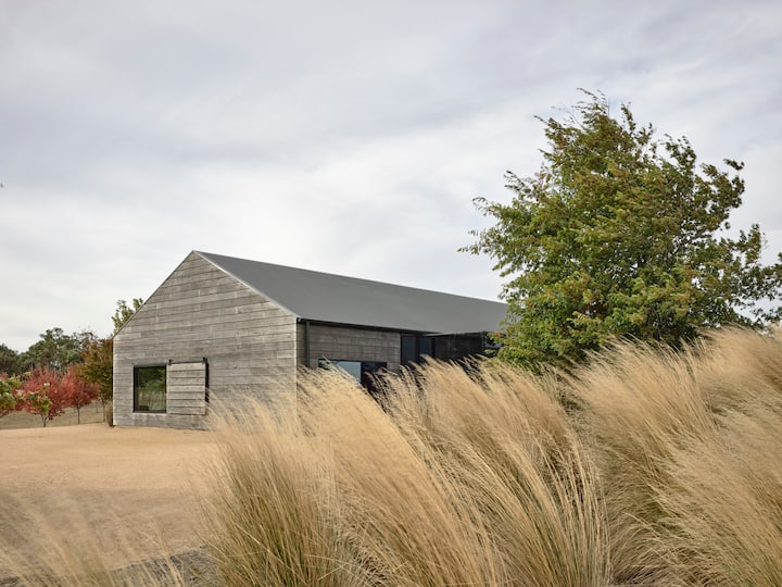 Hillplains House – Off-Grid Luxury, Mountain Views