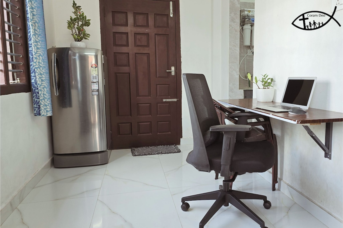 ห้องนั่งเล่นที่สว่างสดใสของคุณได้รับการออกแบบมาเพื่อความสะดวกสบาย! มีตู้เย็นโต๊ะทำงานแบบพับเก็บได้เพื่อความสะดวกในการทำงานเก้าอี้เพื่อสุขภาพและหน้าต่างบานใหญ่เพื่อรับแสงธรรมชาติ เพลิดเพลินกับสิ่งอำนวยความสะดวกที่เลือกมาอย่างพิถีพิถันในระหว่างเข้าพัก