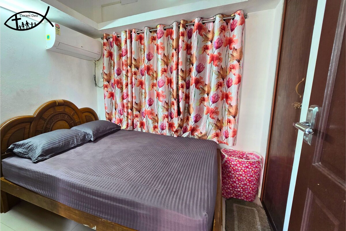 คุณจะชอบความสะดวกสบายของเตียงคิงไซส์ของเราด้วยที่นอน Peps Restonic พร้อมกับความสะดวกสบายของตู้เสื้อผ้าแบบเปิดสำหรับเก็บของ และด้วยเครื่องปรับอากาศที่สะดวกสบายสูงคุณจะเย็นสบายและผ่อนคลายตลอดการเข้าพักจองเลย!!!