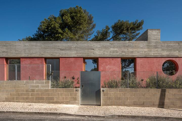 Modern Family House in Cascais gallery image 2