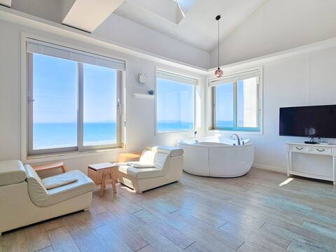 Ocean View Spa Accommodation right in front of the sea, Opera The Classic