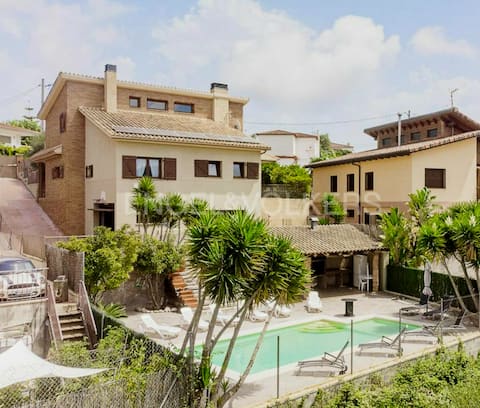 Chalet. 2'5km playa, 11km Sitges, 45km Barcelona.
