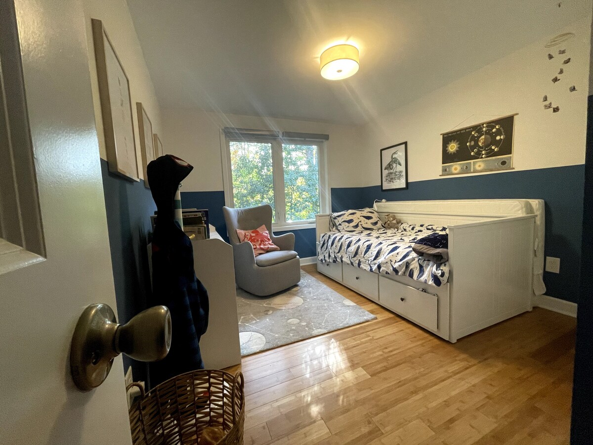 Habitación para niños. La cama se convierte en cama doble.