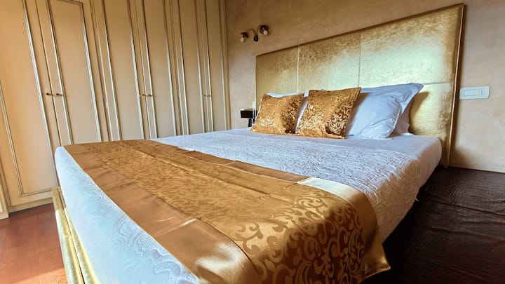 חדר שינה זוגי עם מיטת קינג סייז וחדר רחצה פרטי הפונה לפיאצה ברה 