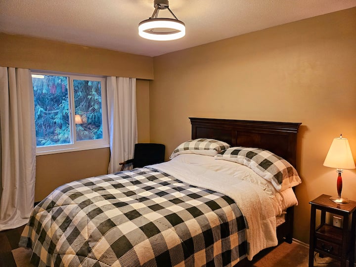 ห้องนอนใหญ่ชั้นบน 