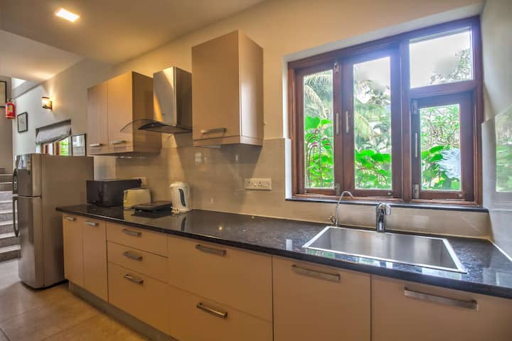 Full kitchen image 1