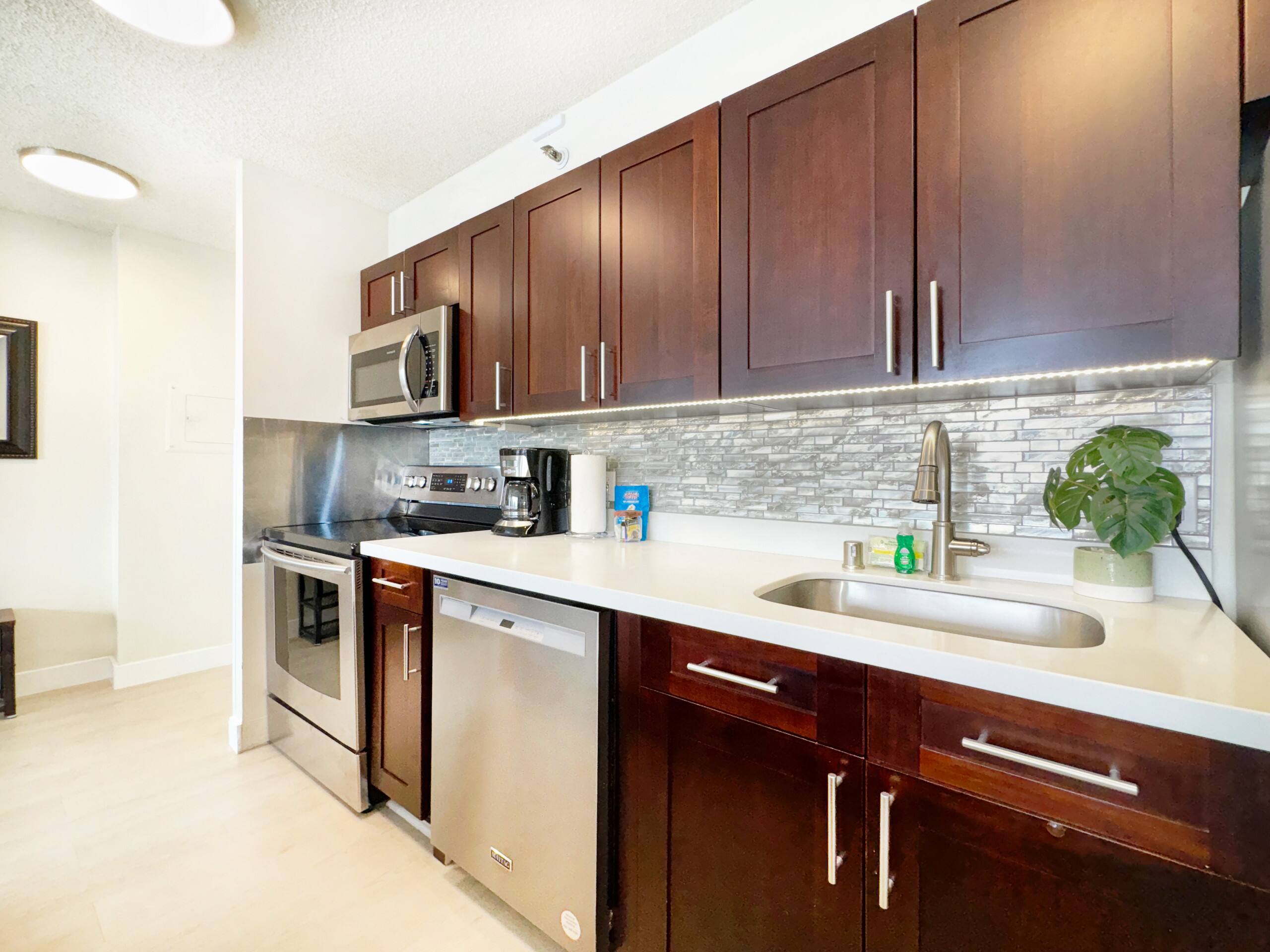 Condo in Honolulu · ★4.87 · 1 bedroom · 3 beds · 1 private bath - Image 18