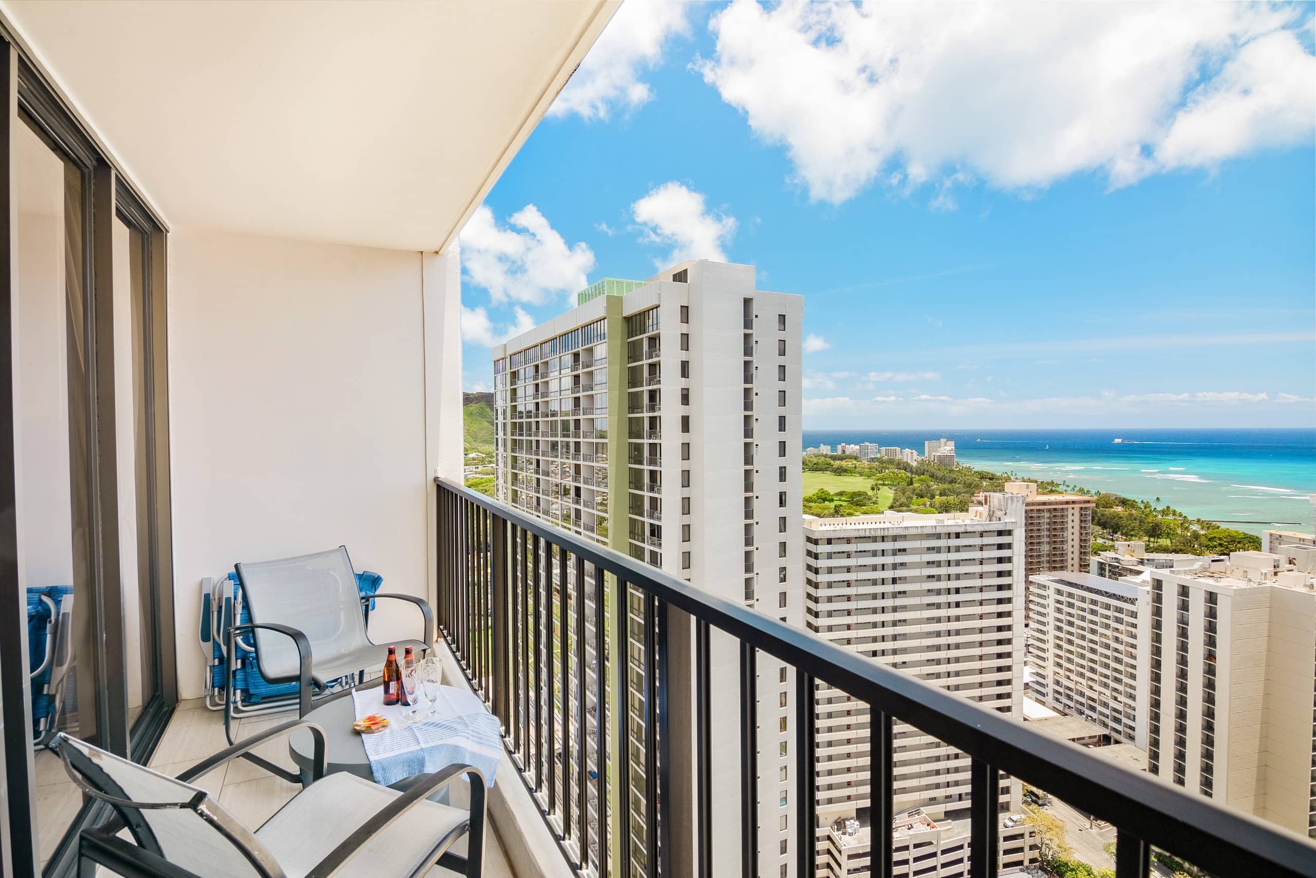 Condo in Honolulu · ★4.87 · 1 bedroom · 3 beds · 1 private bath - Image 40