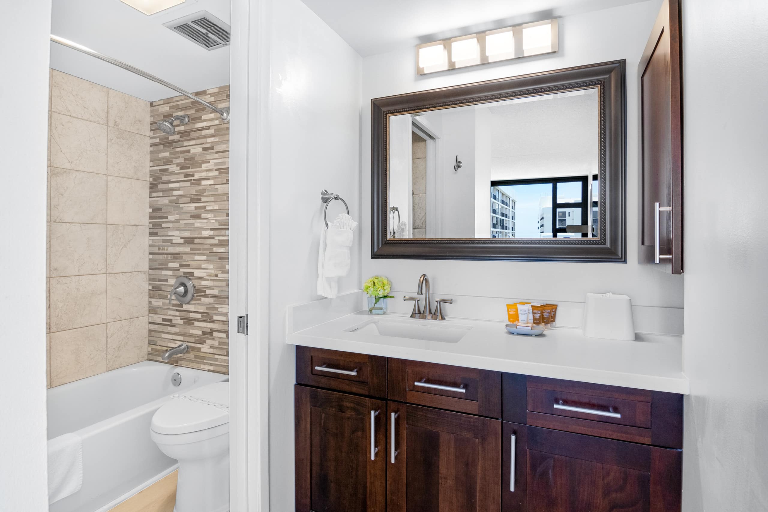 Condo in Honolulu · ★4.87 · 1 bedroom · 3 beds · 1 private bath - Image 37