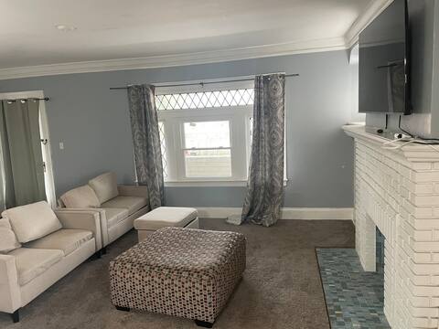 Roomy 2 Queen Beds large TV, Wi-Fi, Upper