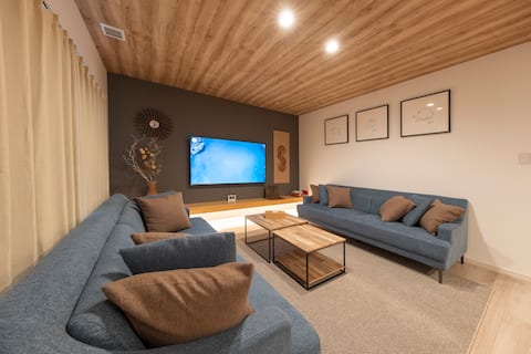 1 minute walk from sushi restaurant Triton!