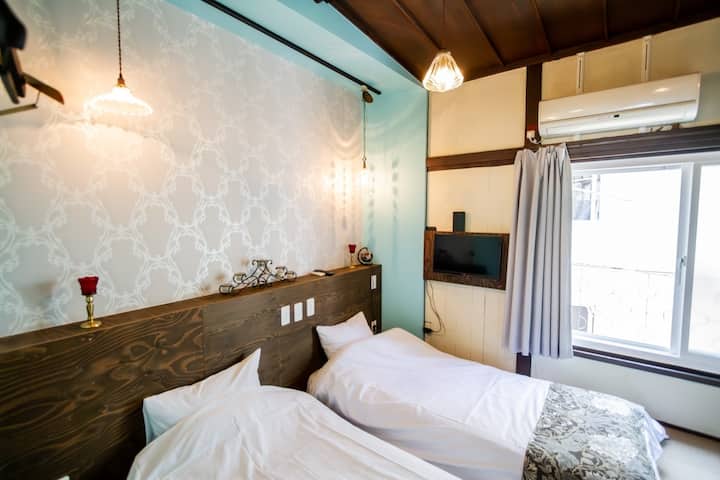 2 階　yado milagre bedroom
You can enjoy the magical shadow of the Lamp on the glass shade wall.