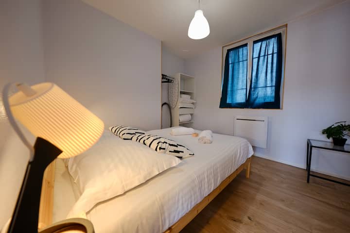 Descansa en una habitación cálida y cómoda 