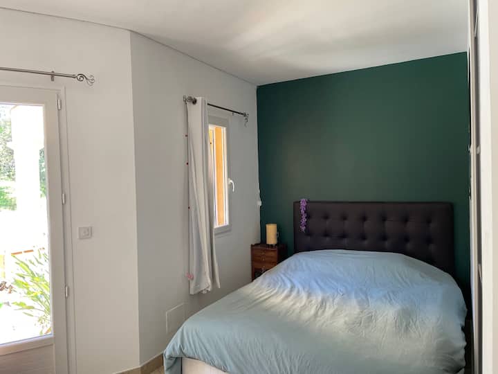 habitación con cama de 2 plazas , puerta ventana + ventana que da  directamente al jardín