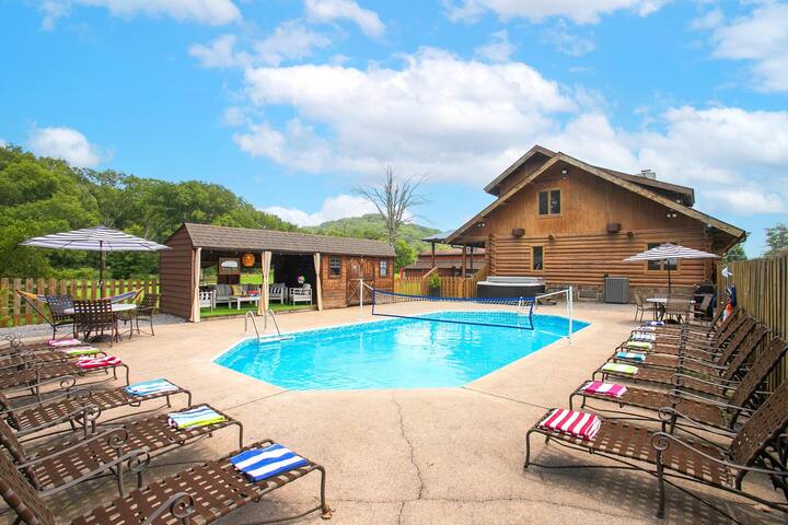 Back Porch Lodge on 5 Acres! Pool, Hot Tub, Creek! gallery image 5