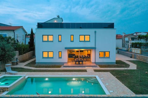 Luxury 8 bedroom villa with swimming pool&jacuzzi