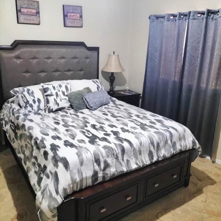 Një dhomë gjumi me krevat dopio "queen".