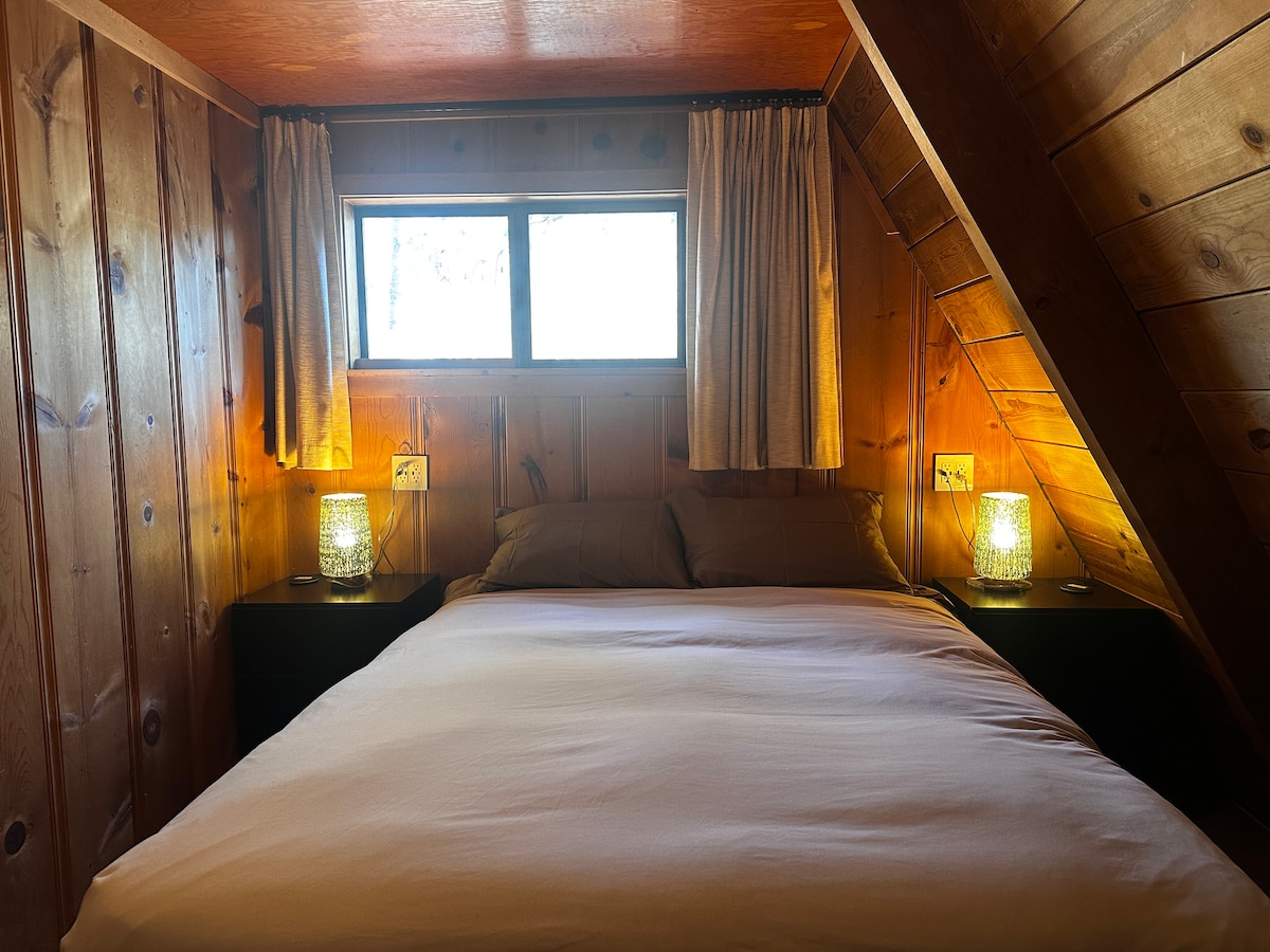 South Lake Tahoe A Frame Cabin Bedroom #2 на главното ниво преку бањата.