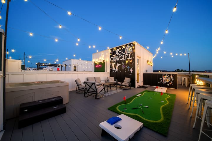 HiNapoleon! NewMural! Hot Tub! 16 Beds! Game room! gallery image 4