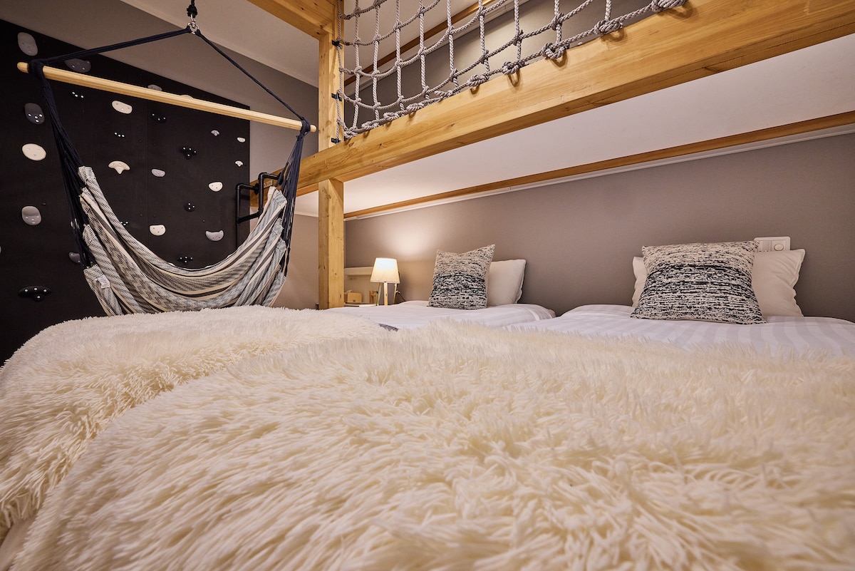 [Habitación] Habitación arriba
Ofrecemos 2 camas individualesHemos instalado boulder, cocina pequeña y hamacas en la habitación.Los niños pueden disfrutar del espacio en la habitación.
Es un espacio relajante con tus familiares, amigos y seres queridos.
Por favor, siénte como en casa.