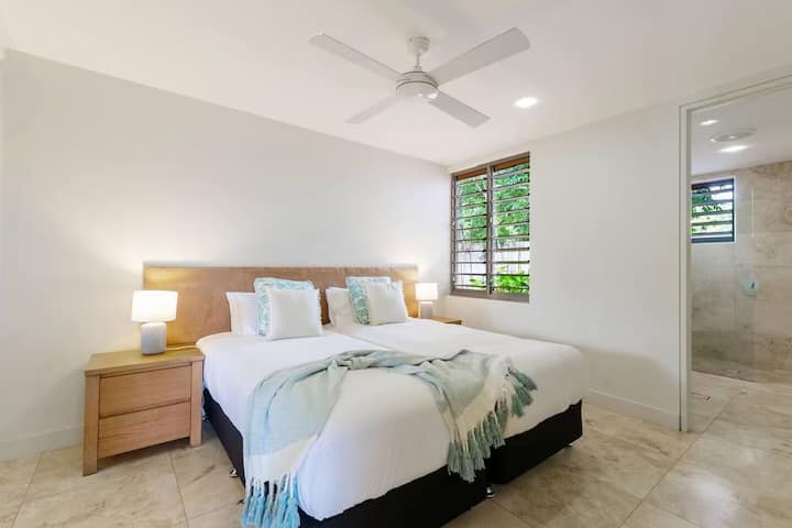 第二间卧室配有一张加大双人床，可应要求分为两张加大双人床。