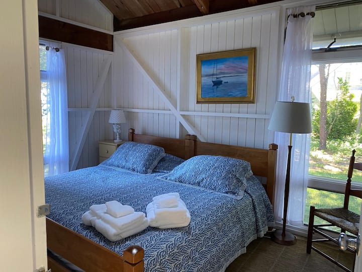 חדר שינה שני בבית הקדמי.  זה מסודר עם שני תאומים שמחוברים למיטת קינג קצרה, אבל אפשר לפרק אותם לתאומים על פי בקשה. 