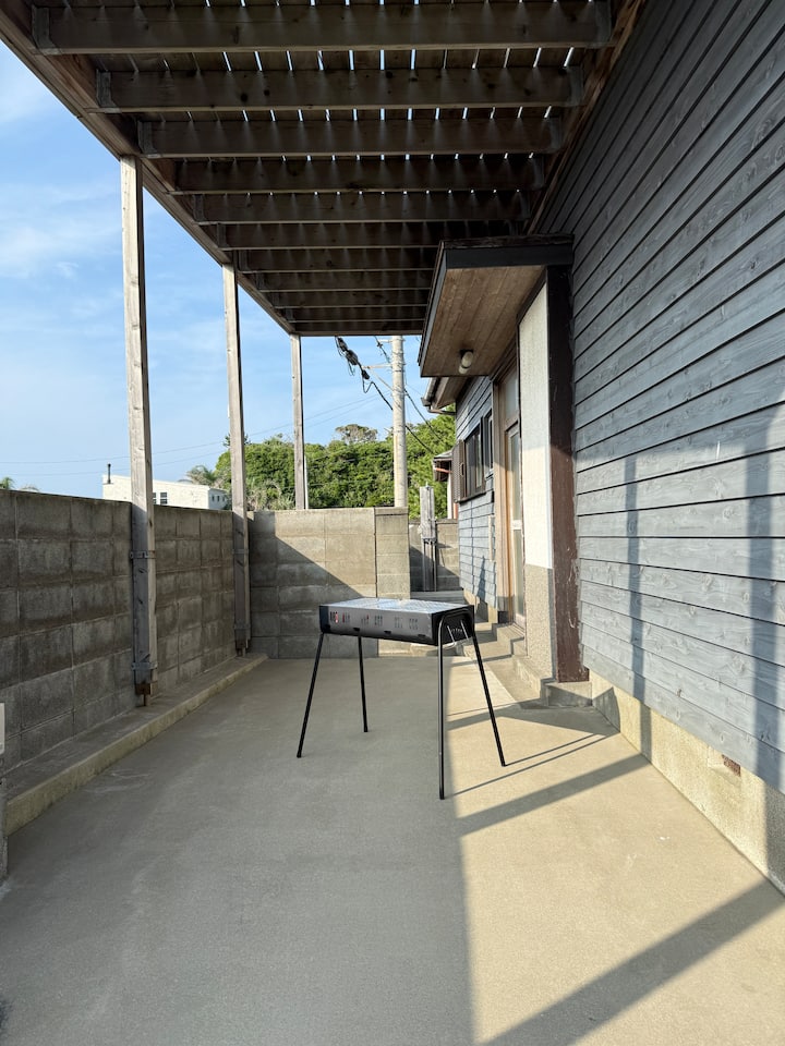 静かな漁港の昼下がり UMI】海が一望！漁港前の一軒家 リノベハウス Hama-Moroiso DECK HOUSE