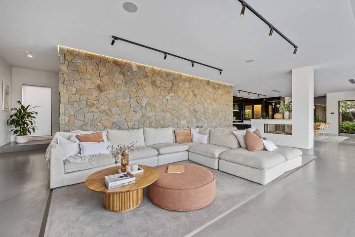 Mana Beach House | Beachside luxury – Pool, gym gallery image 2