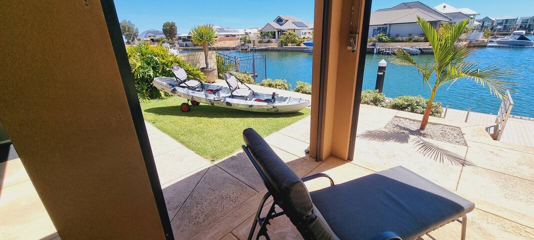 Canalfront Paradise: Luxury Getaway in Dudley Park gallery image 3