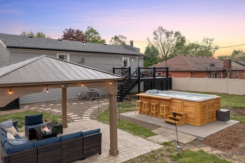 10 Min to Lou~Huge Hot Tub~Backyard games~Fire Pit