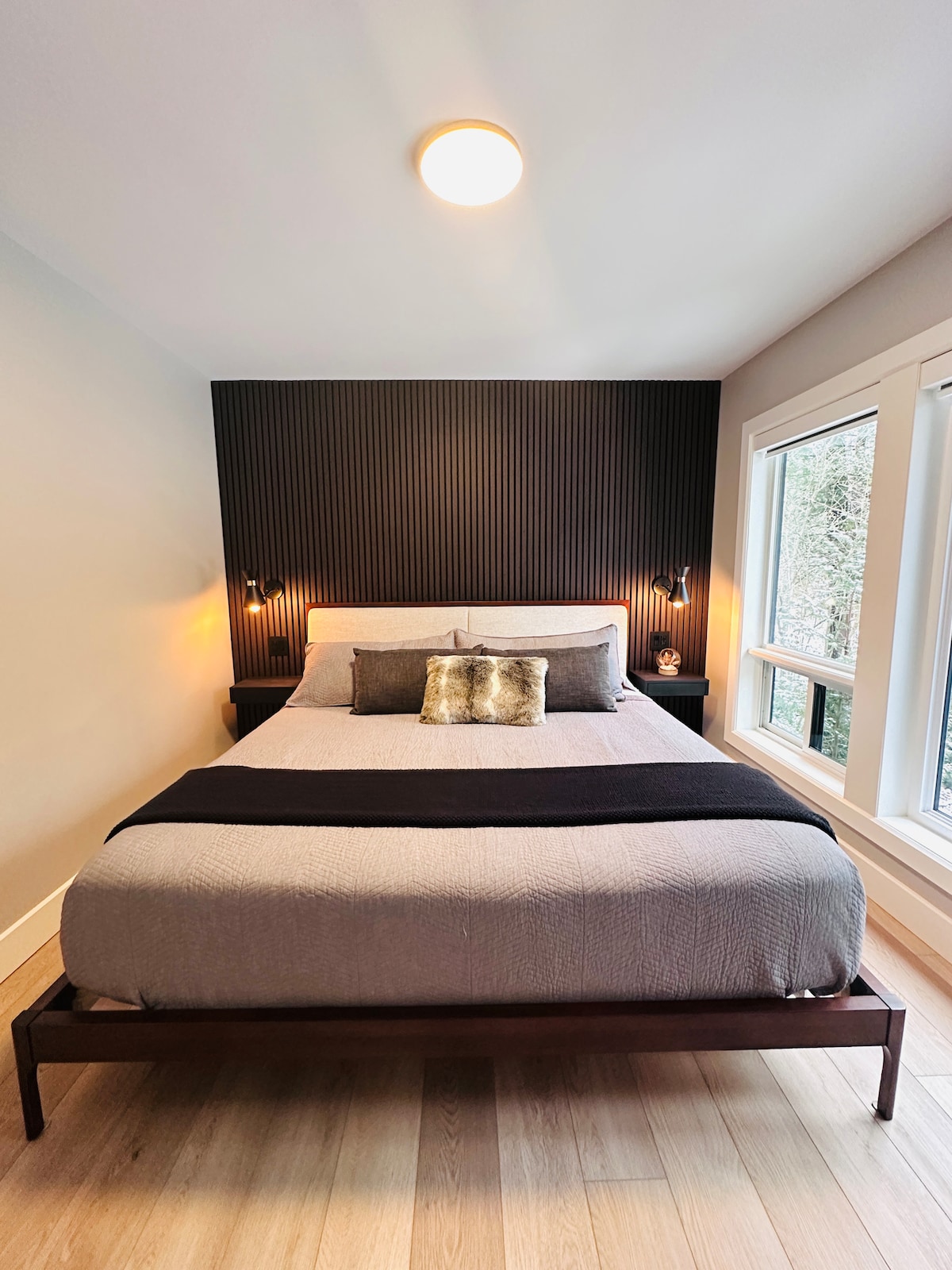 二楼卧室配有加大双人床垫和橱柜（未显示） ，可存放衣物。 卧室有充足的自然光和遮光。