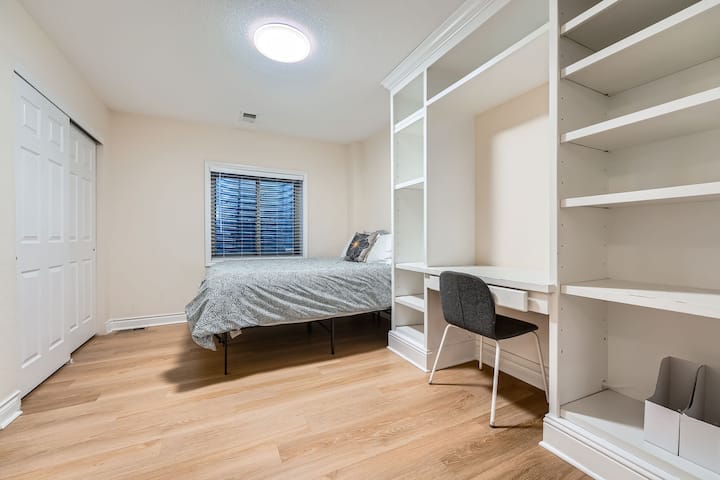 Cuarto dormitorio en el sótano